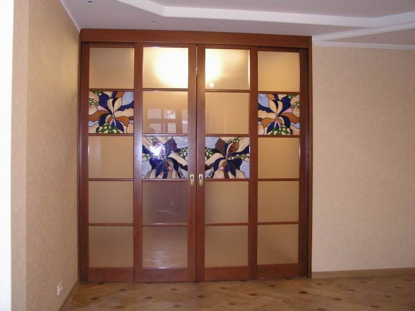 Перегородка с цветными стеклянными вставками Кызылорда