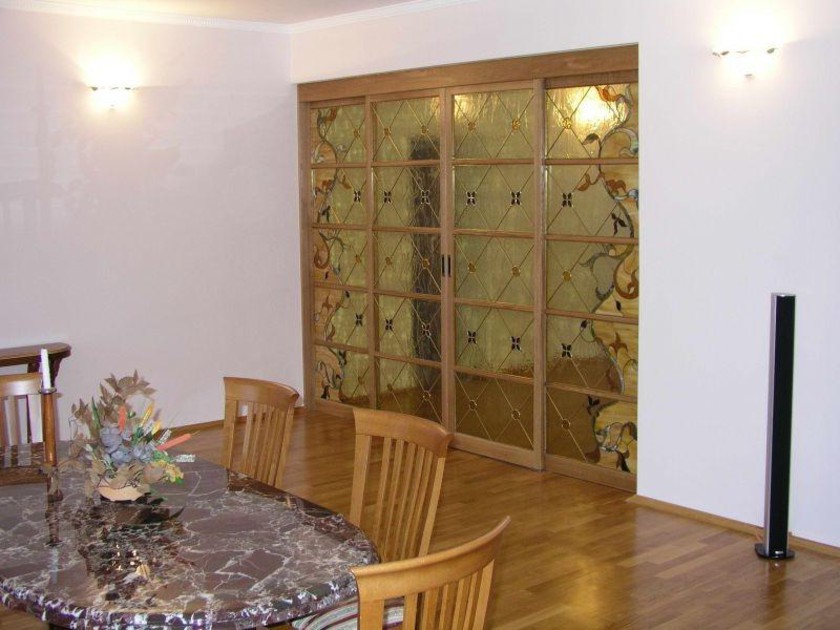 Перегородка для гостиной с цветным стеклом и декоративными вставками Кызылорда