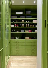 Г-образная гардеробная комната в зеленом цвете Кызылорда