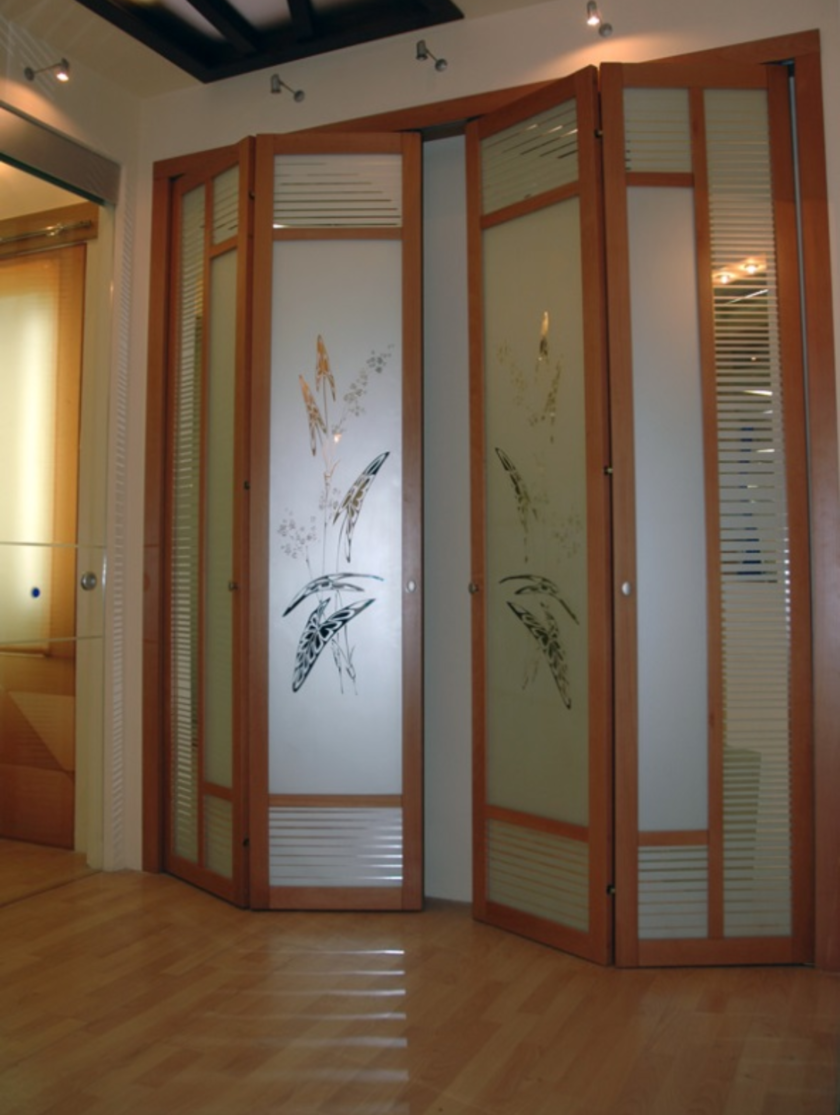 Широкие двери гармошка с матовым стеклом и рисунком Кызылорда